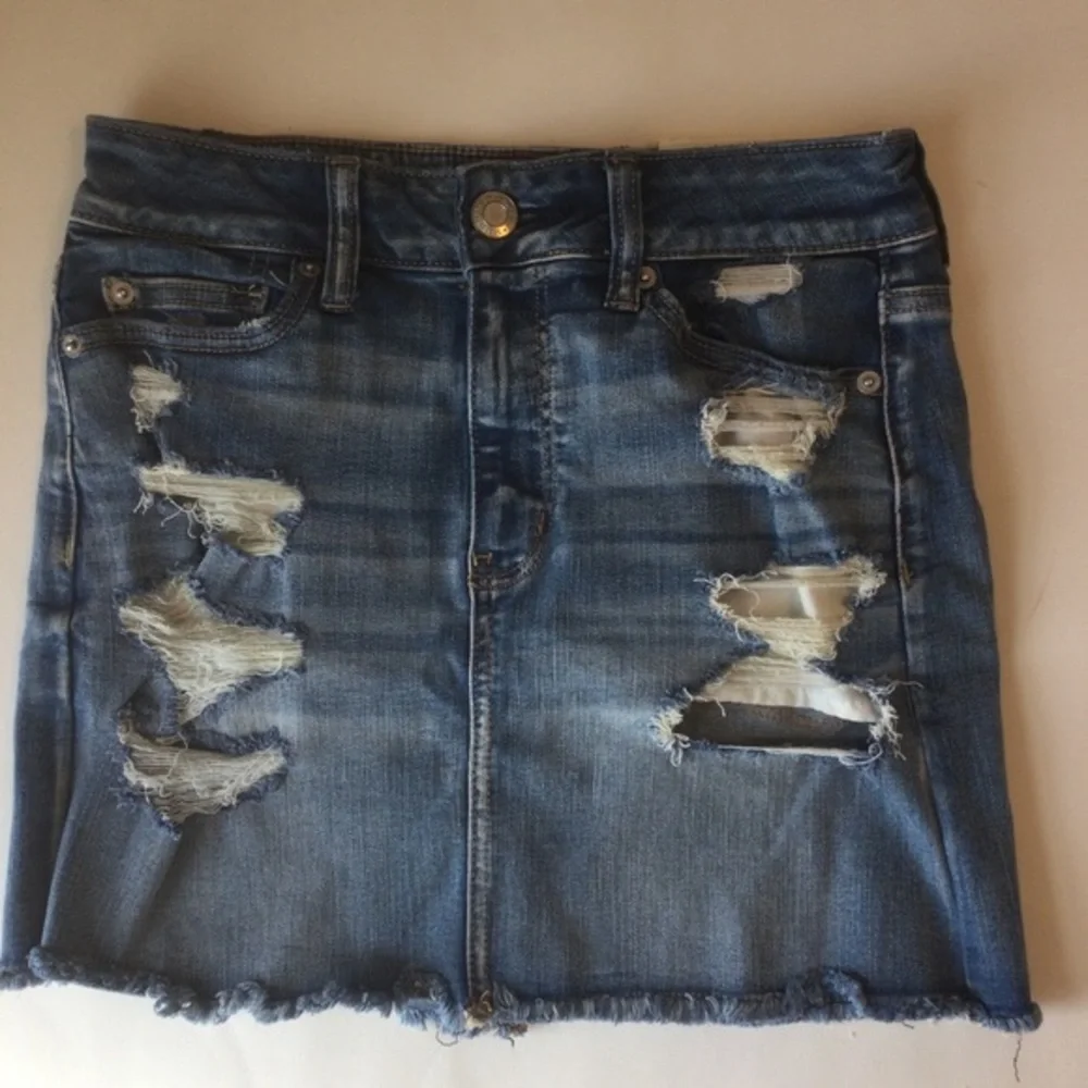 American Eagle NWT Outfitters Distressed High Rise Mini Blue Denim Skirt Size 4